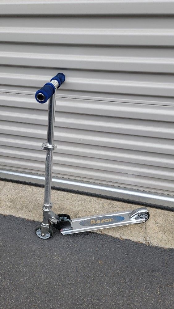 Free RAZOR scooter and helmet