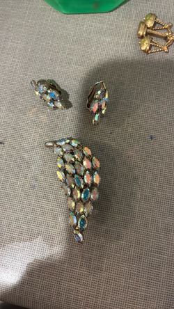 Vintage jewelry clip w earrings