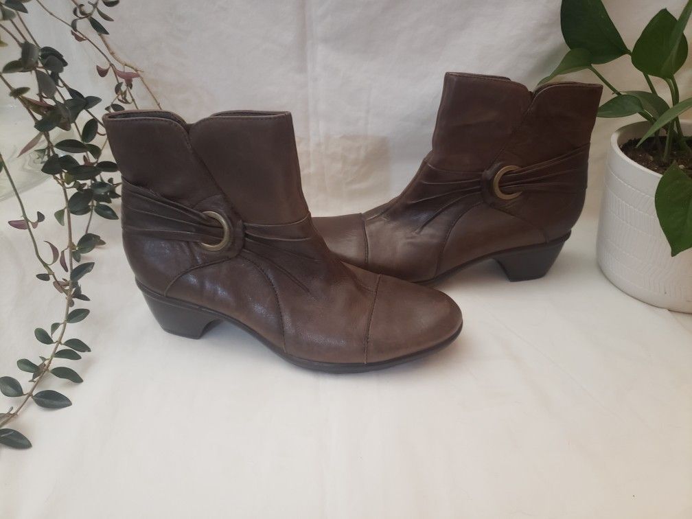 Clarks Ankle Boots (9.5)