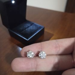 Earrings With Moissanite Diamonds And Silver 