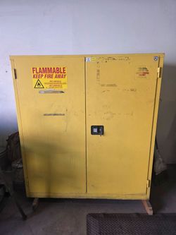 Locking flammable cabinet