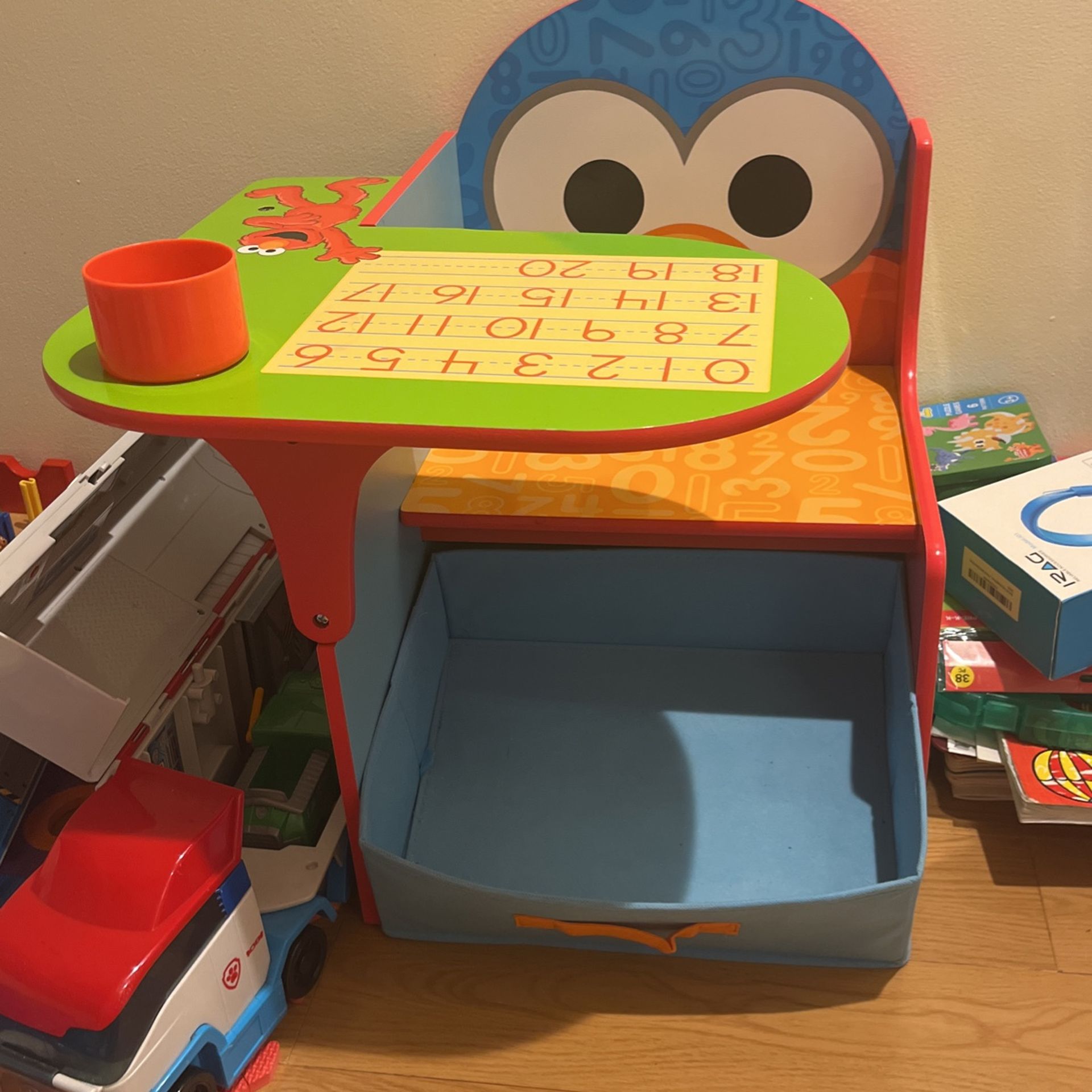 Elmo Desk