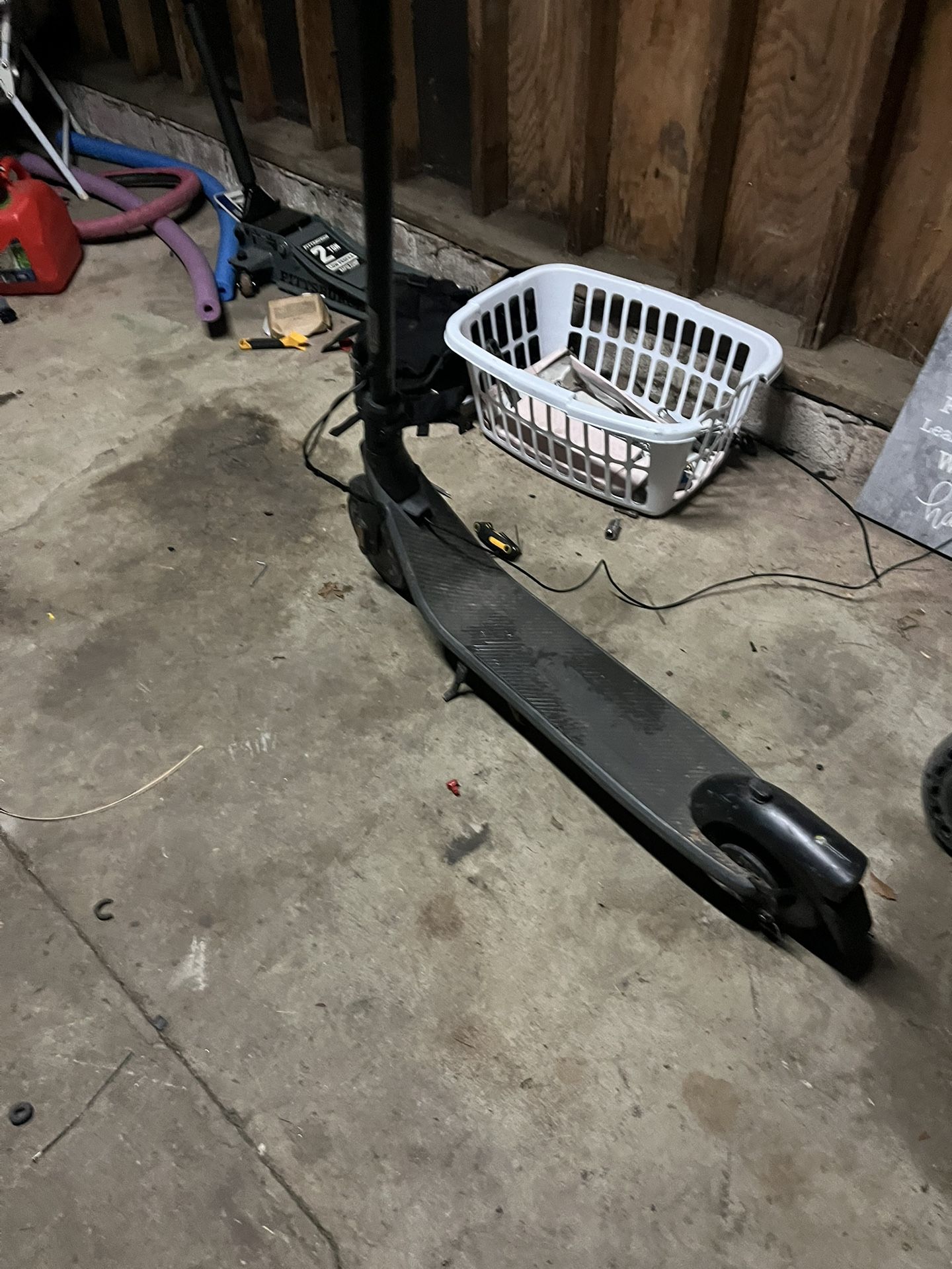 Good E Scooter Only 128miles on It  Read Description