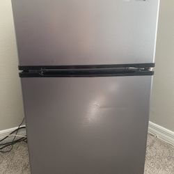 Mini Fridge W Freezer