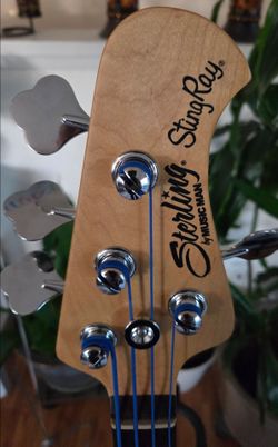 Sterling Stingray CA24 BASS (classic)2 band EQ gigbag extra pickguards