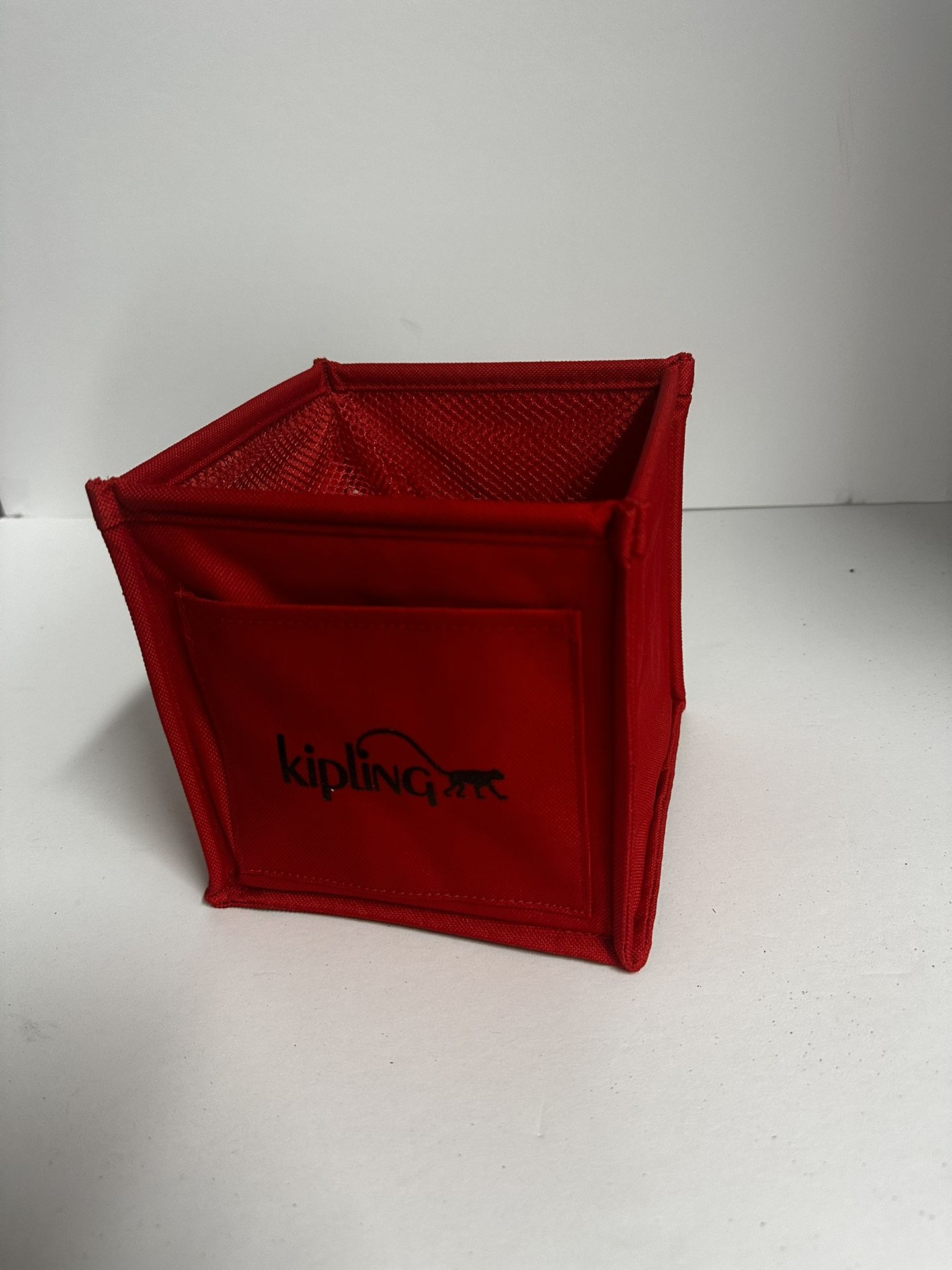 Storage containers and baskets with hanging mode. Kipling Brand