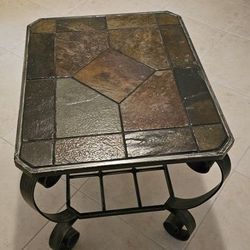 Wrought iron and tile-top end table. Mesa Centro Hierro Con Top De Piedra