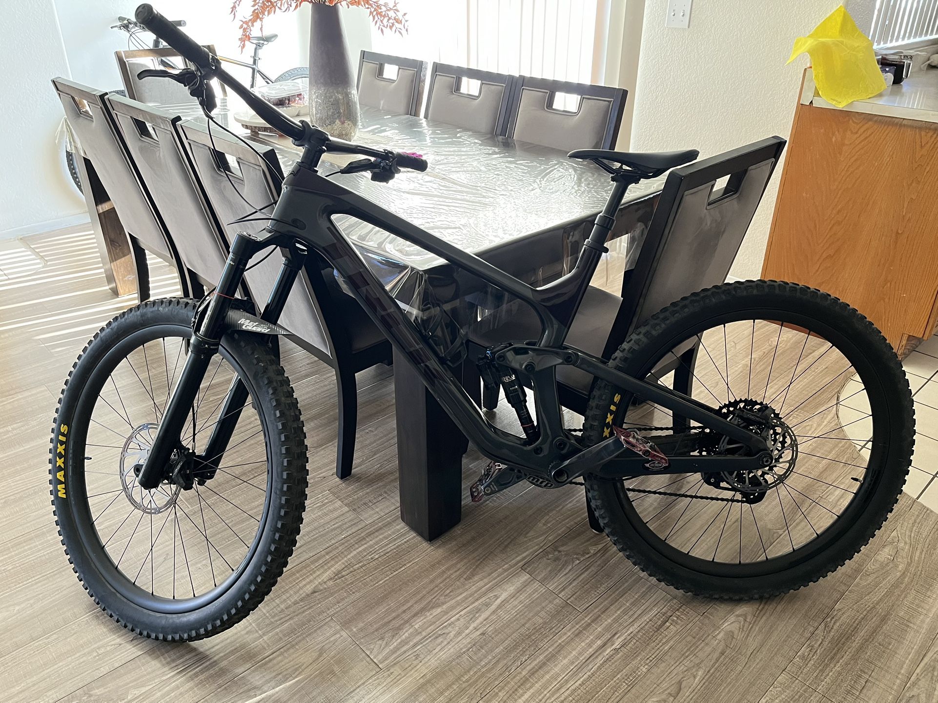 Carbon Trek Slash 9.8 GX AXS 29” XL Mountain Bike Bicycle