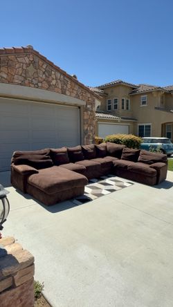 DELIVERY AVAILABLE HUGE SECTIONAL COUCH W CHAISE AND 6X PILLOWS