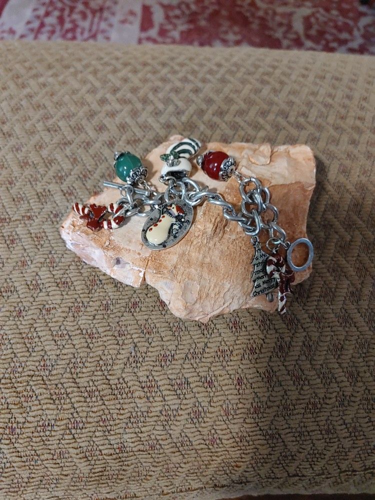 Christmas charm bracelet. Cuteeee.
