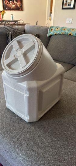 Gamma 2 Vittles Vault pet food storage container