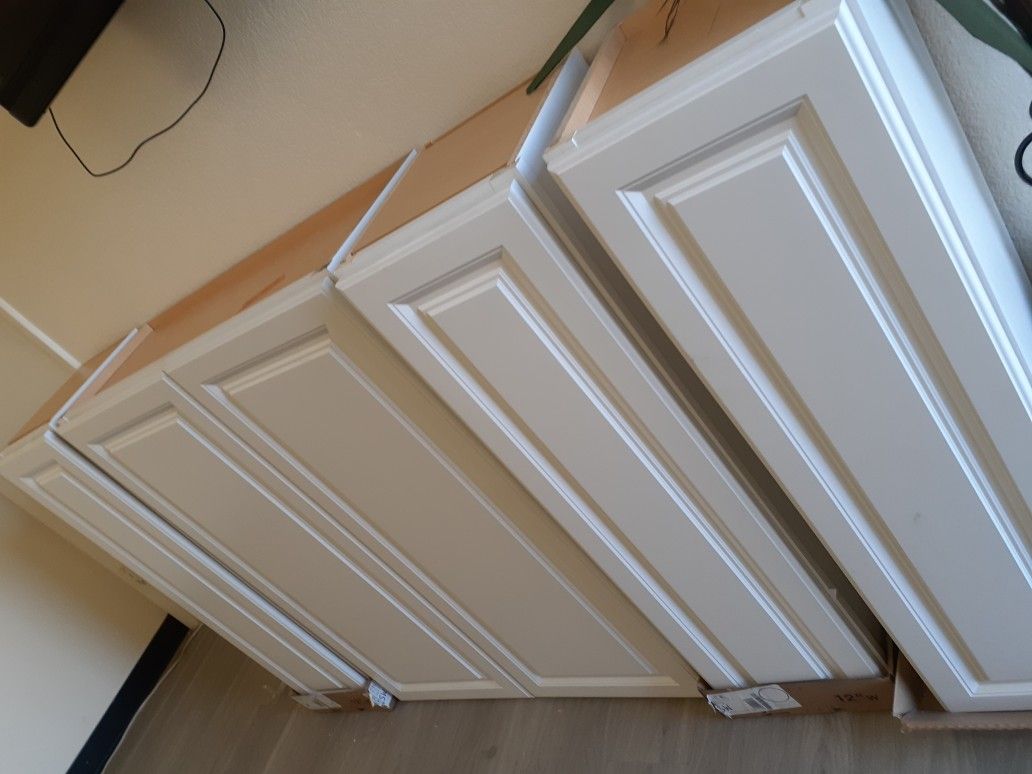 4 WALL HUNG KITCHEN CABINETS