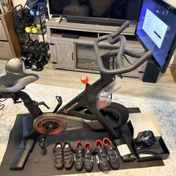 🔥 Pristine Peloton Bike – Low Hours, Fully Recall-Compliant, Loaded with Extras 🔥