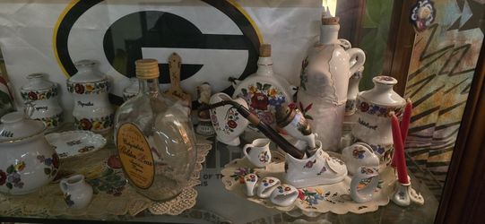 Set Of Hungarian Kalosca Dishes And Doilies