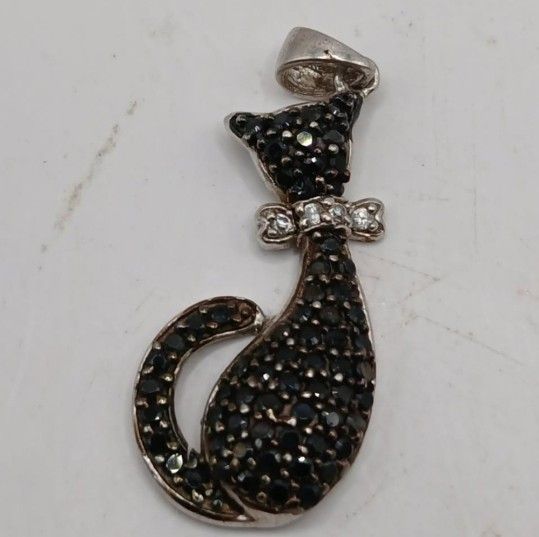 Sterling Silver Black & White Synthetic CZ Cat with Bow PendantMaterialGemstone