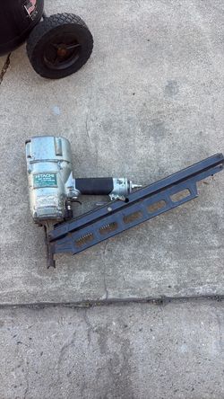 Hitachi NR 83A2 3 1/4” strip nailer