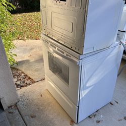 Stove And Microwave 