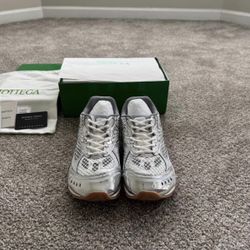 ((Bottega Veneta Sneakers)) Price Negotiable Size 43