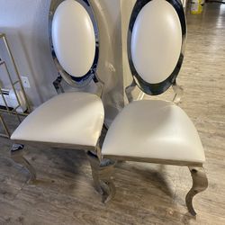 vendo set 6 sillas   $450      2 sillas unas rapaduras  pequeñas 