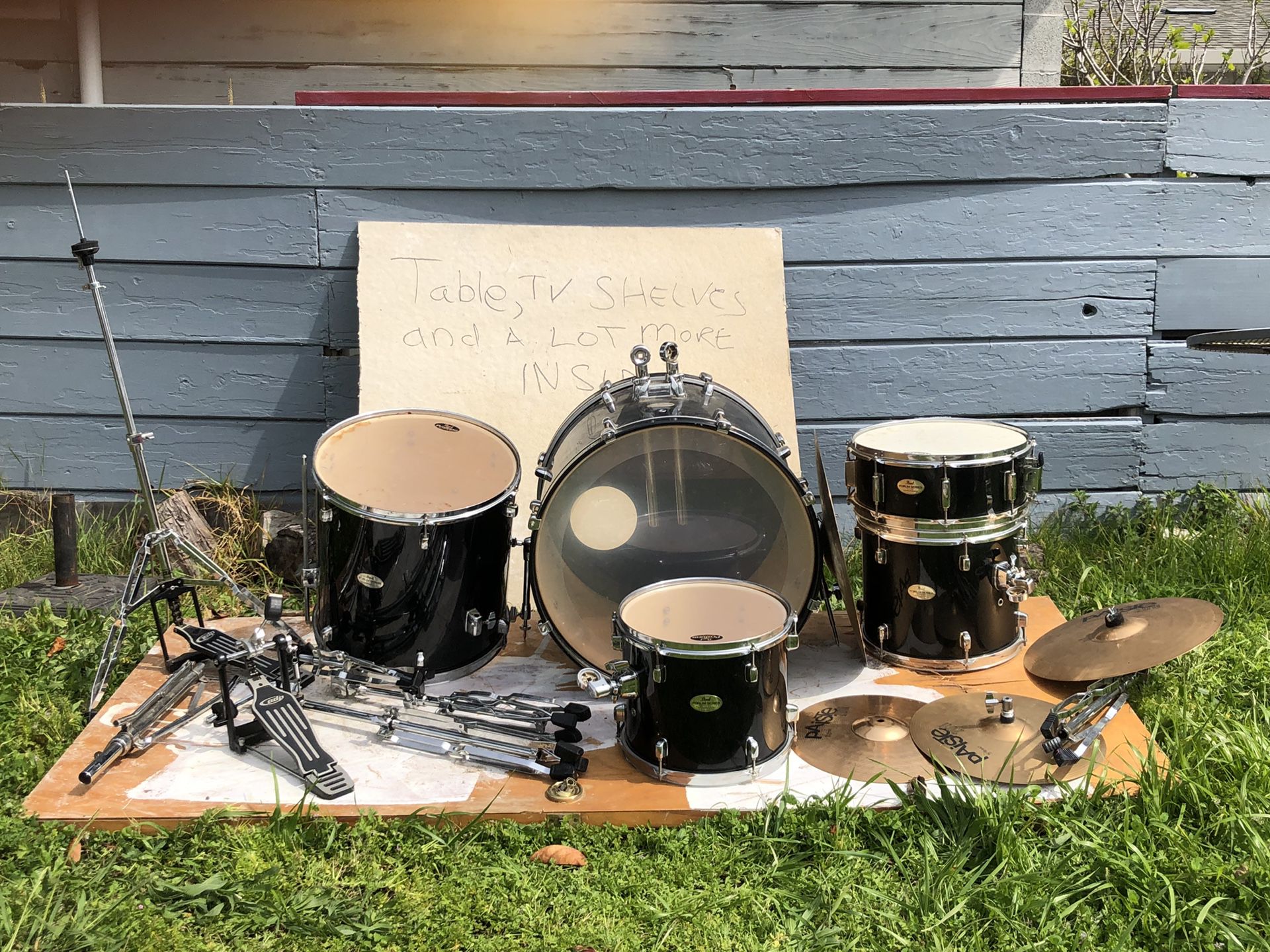 Pearl drum set Is Not Sold