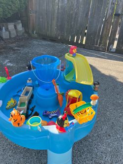 STEP2 SPLASH 💦 WATER TABLE  💦 WITH ALL THIS  PICTURES ACCESSORIES FIRM $50 ONLY CASH APPRECIATE