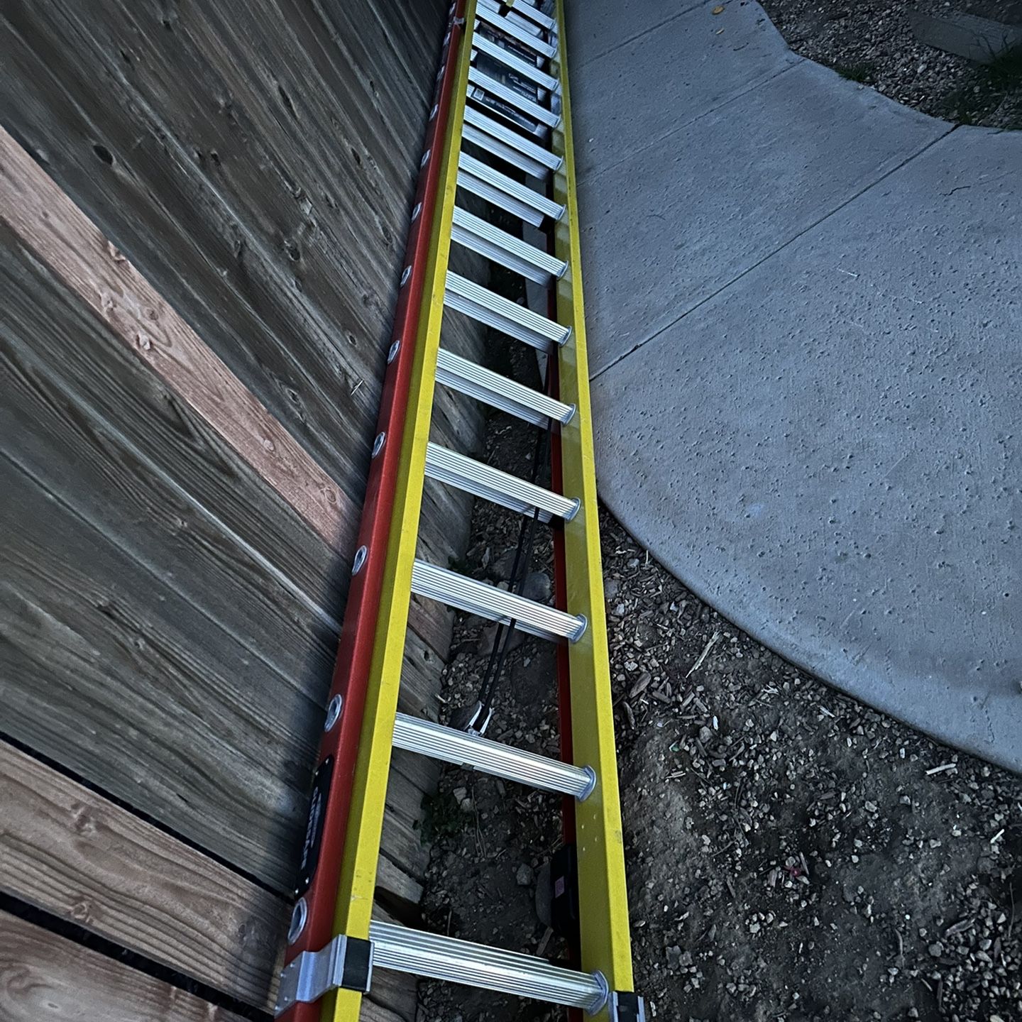 32 Ft Fiberglass Ladder 