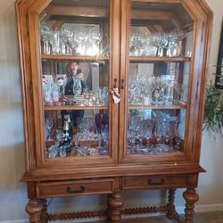 Drexel Heritage  China Hutch Read Below 