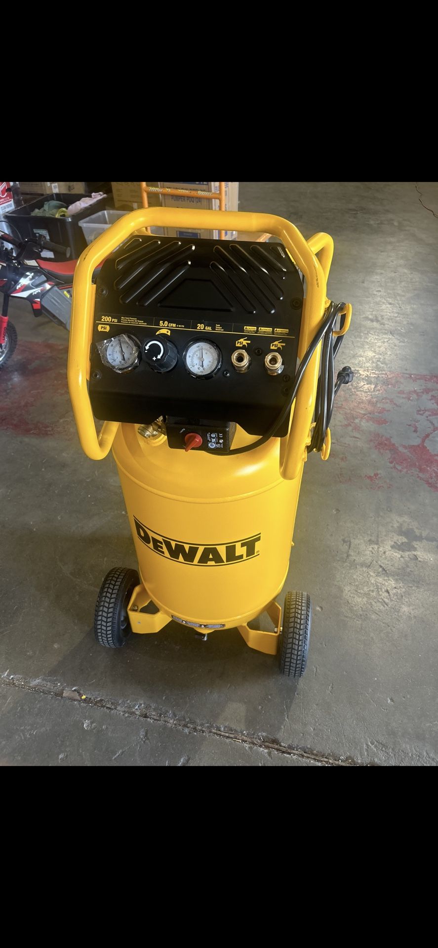 Dewalt 20Gallon 200PSI Compressor