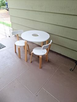 24 x20inch round  toddlers play table and 2 chairs