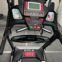 Sole F-80 TREADMILL  ONLY A FEW YEARS OLD 