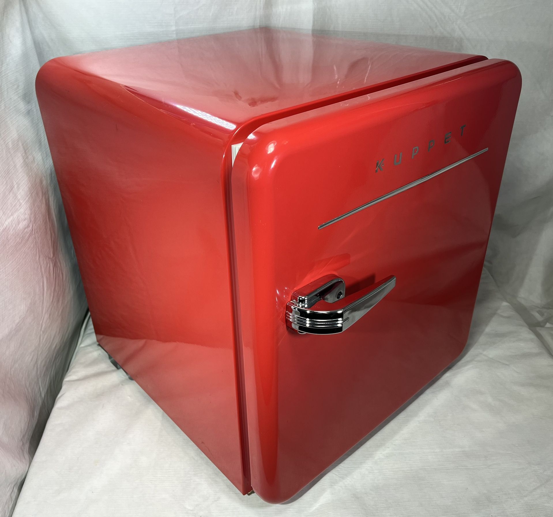 Kuppet Mini Fridge BC-46C-E Compact Refrigerator Vintage Retro Classic Style Red Round Dorm Office Bedroom Den Man Cave 1950s 50s Diner 60s Tree House