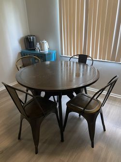 Round Table With 4 Bistro Chairs