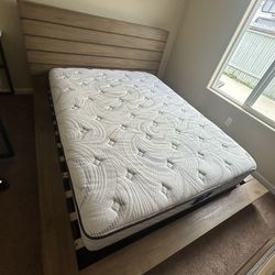 Modern Solid Wood Bedroom Furniture Set – Excellent Condition