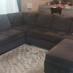 Excellent 2 piece sectional  Sofa