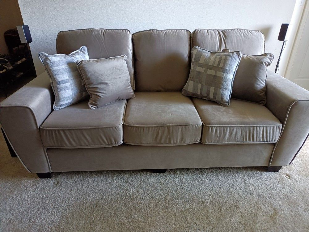 80" Sofa & Throw Cushions