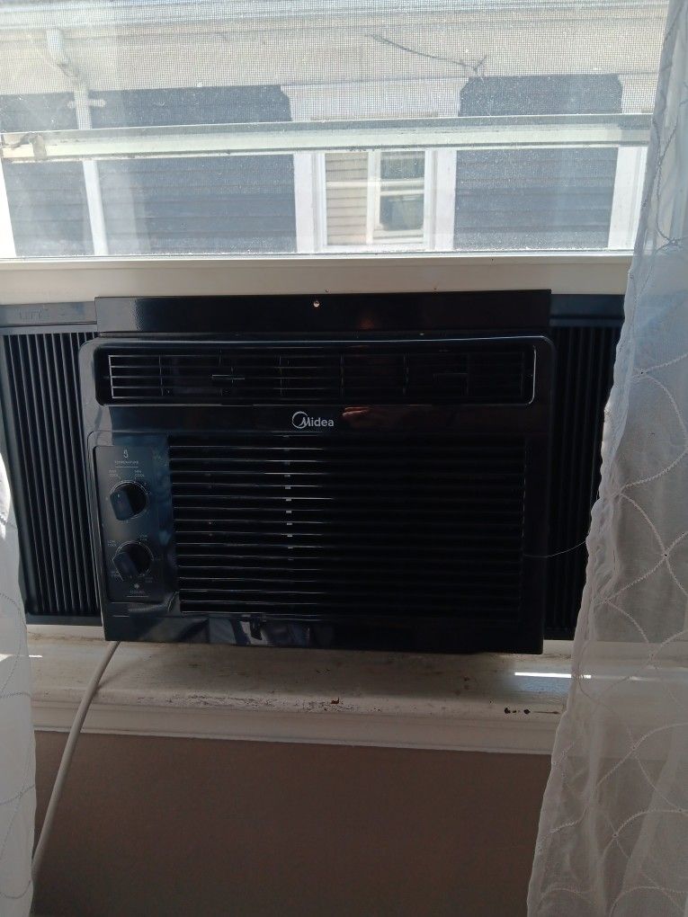 5000 Btu Ac Like New, Barely Used