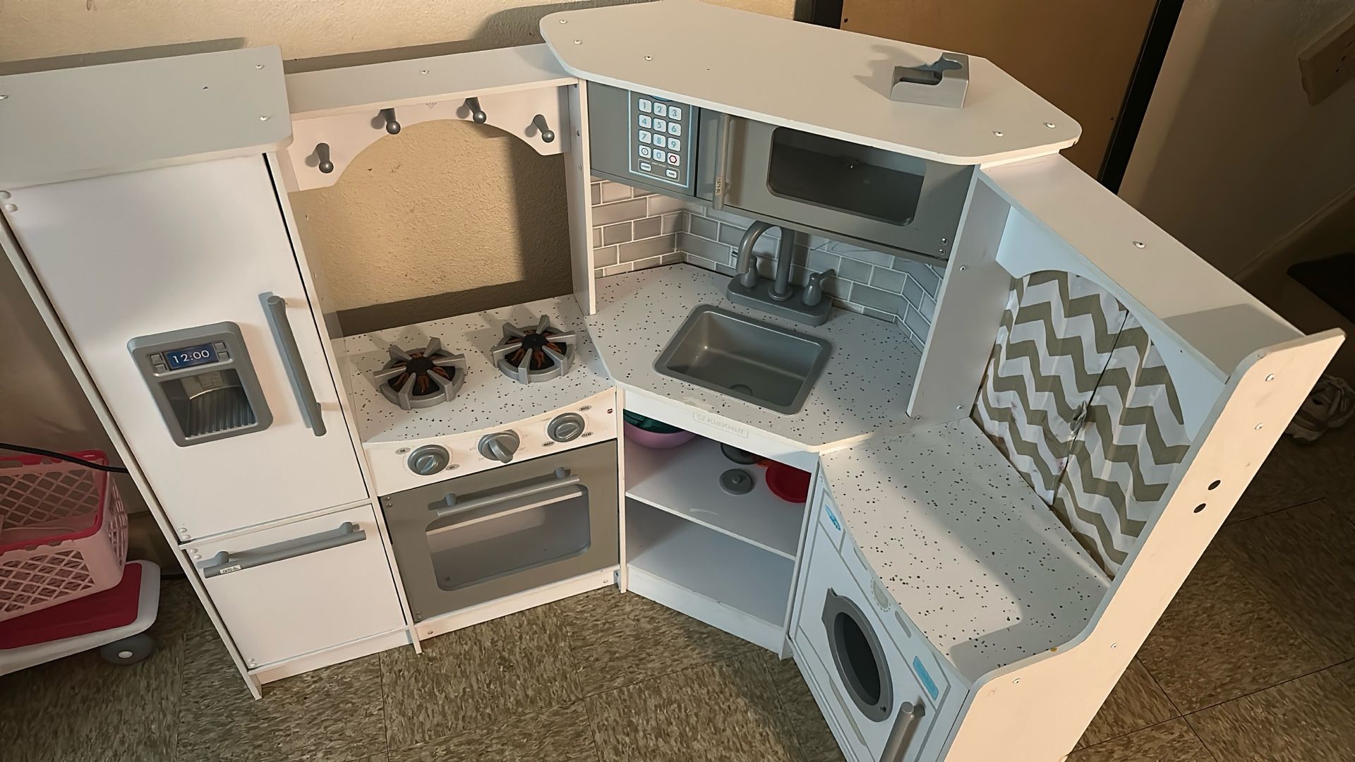 Children’s Play Kitchen 