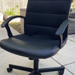 IKEA DESK/COMPUTER CHAIR