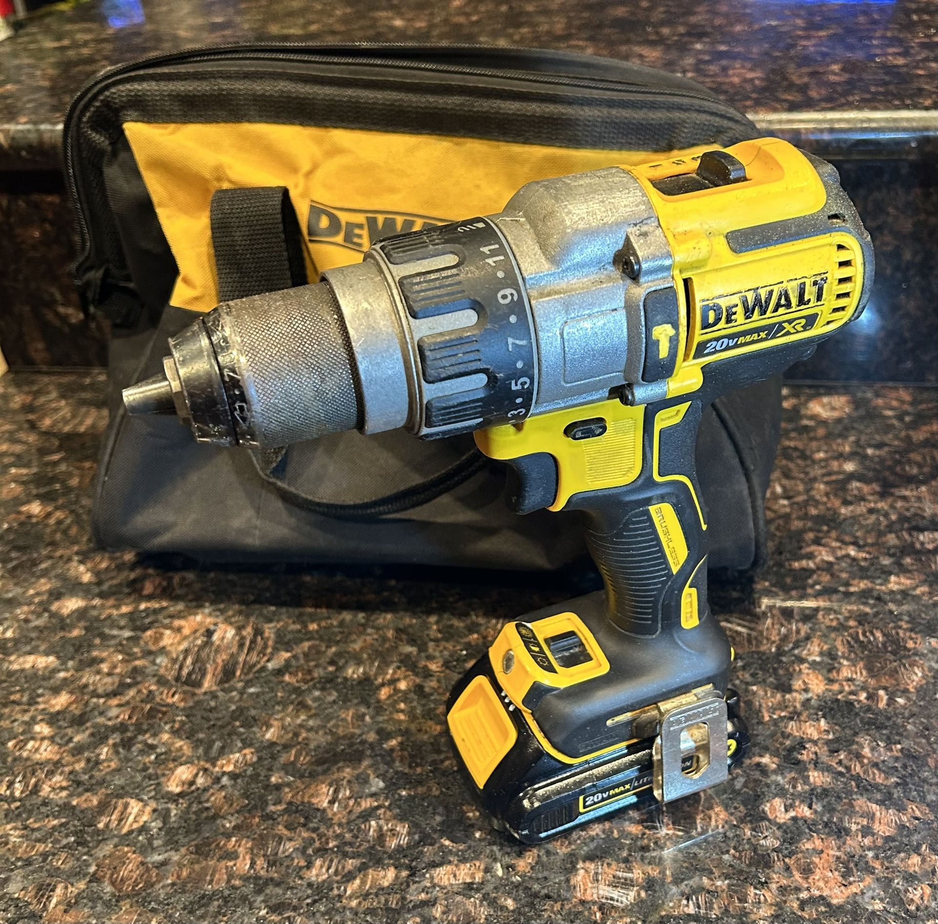DeWalt DCD996, 3-Speed HAMMER DRILL / Driver, W/ Fully Charged Battery
