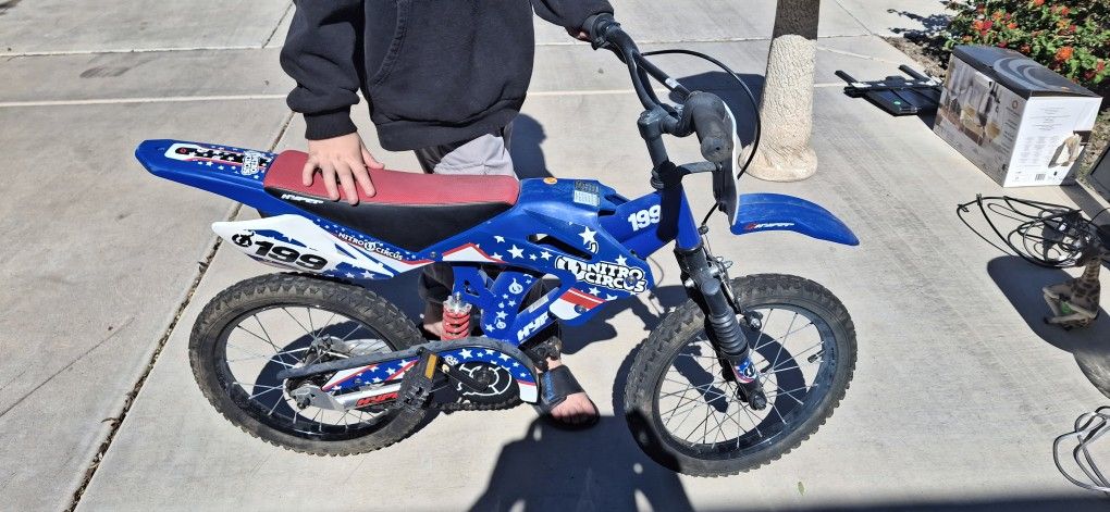 Kids Bike with Dirt Bike Look - Training Wheels Included