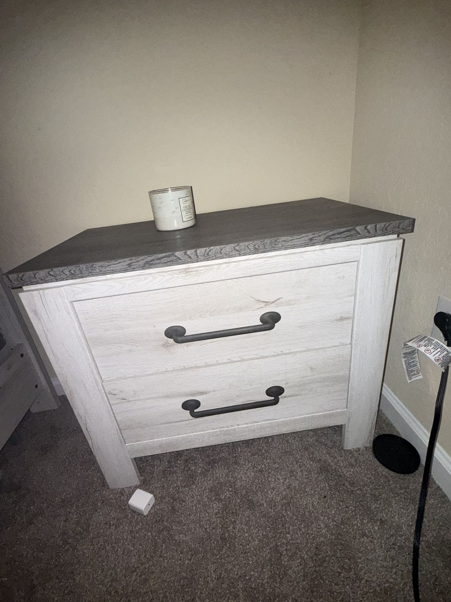 Modern King Bedroom Set β Excellent Condition (Includes Bed, Dresser & Mattress)