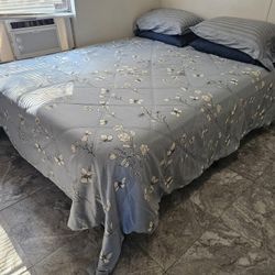 Vendo 
-2 Camas Queen, tienen base de fierro y colchon las 2.  $180 cada una.
-Comedor con 4 sillas de madera $250
-Mesita con 2 sillas  $ 60