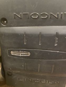 2010 Lincoln Navigator engine cover
