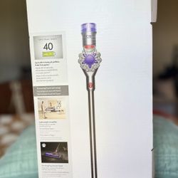 Dyson V8 Cordless Vacuum (BRAND NEW)