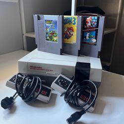 Nintendo NES-001 Console Bundle w/ Zapper 2Ctrls with 3 Games Smoke-Top Gun