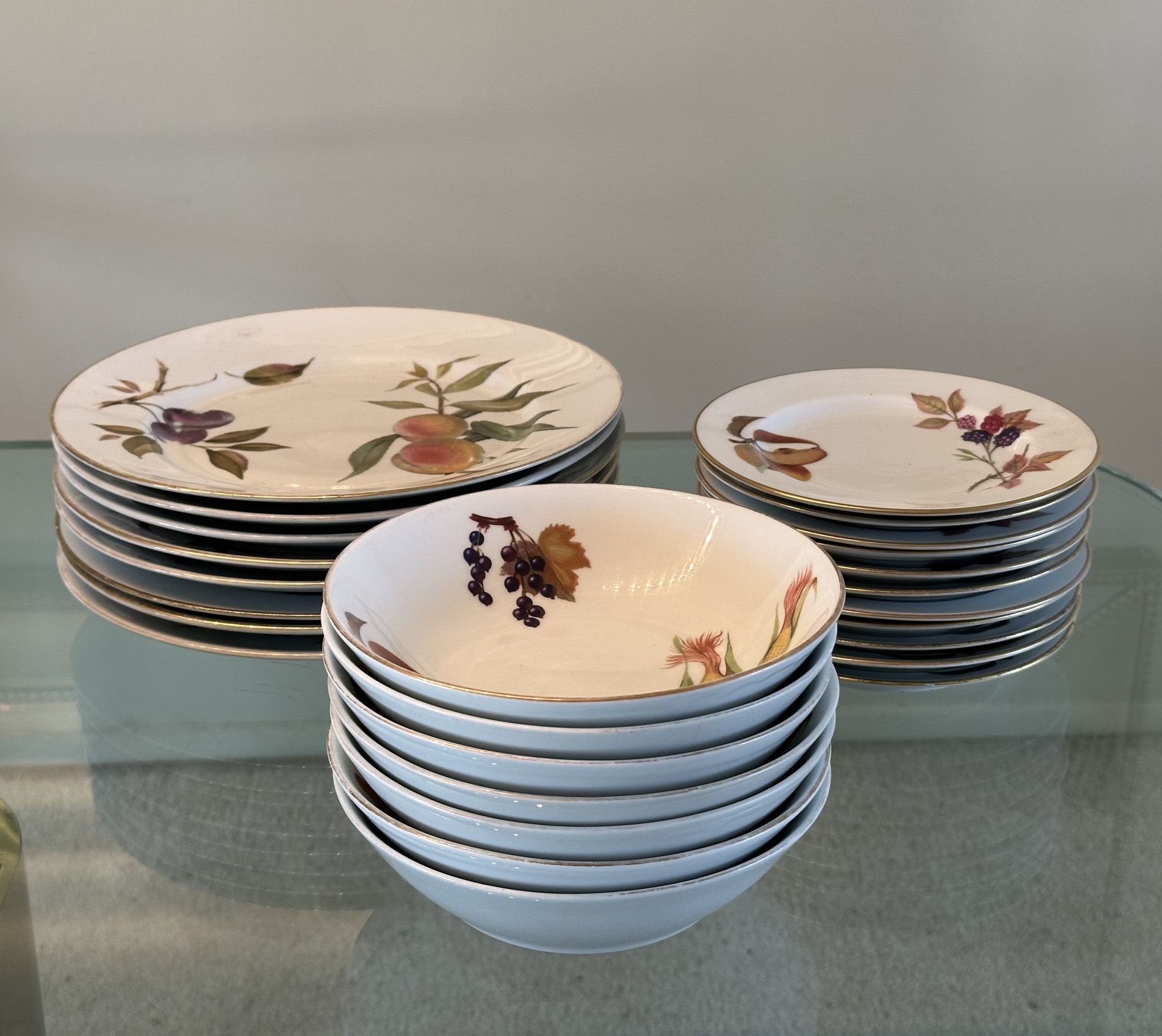 24 Piece Vintage White Fine Porcelain Evesham Royal Worcester Dinner Dessert Plates Bowls Made In England