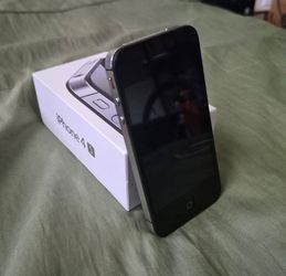 iPhone 4s 16gb w/box (phone only) - black