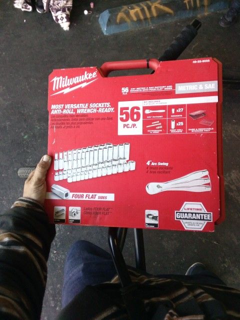 Brand New Milwaukee 56 Piece 3/8 Metric And SAE Ratchet And Socket Set