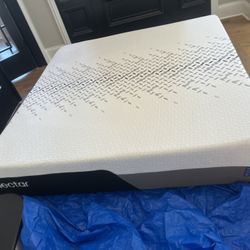 Helix Luxe Memory Foam King Mattress (perfect)