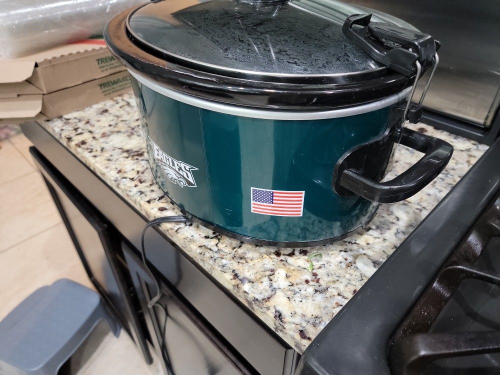 CrockPot 7.0-Quart Cook & Carry Programable Slow Cooker for Sale in Las  Vegas, NV - OfferUp